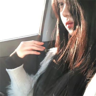 玻璃橱窗中的姑娘